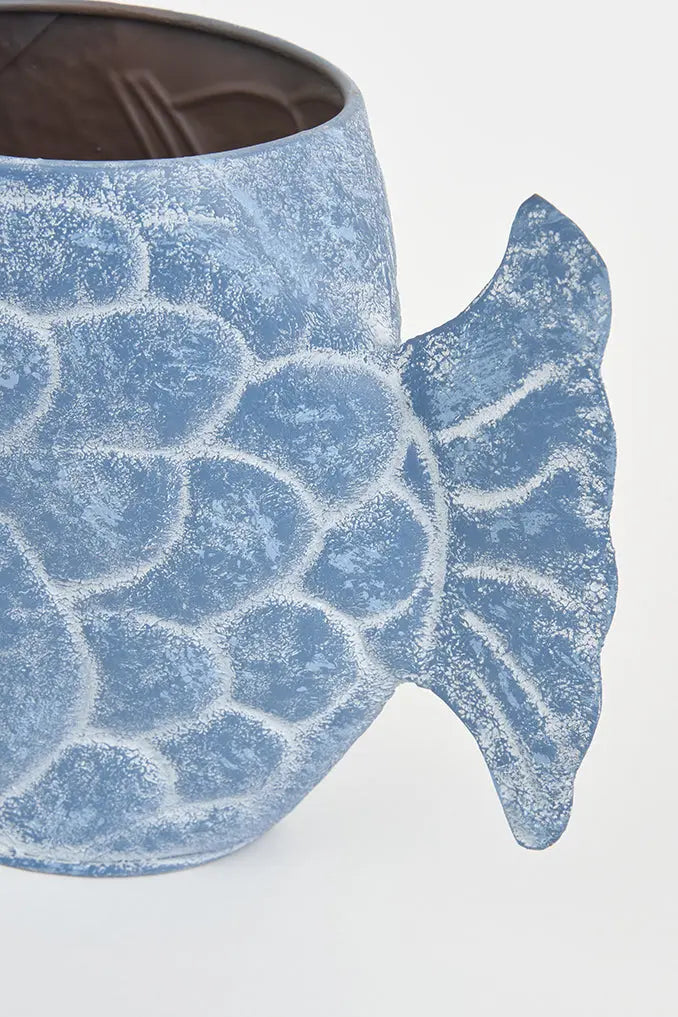 Florero de hojalata con forma de pez