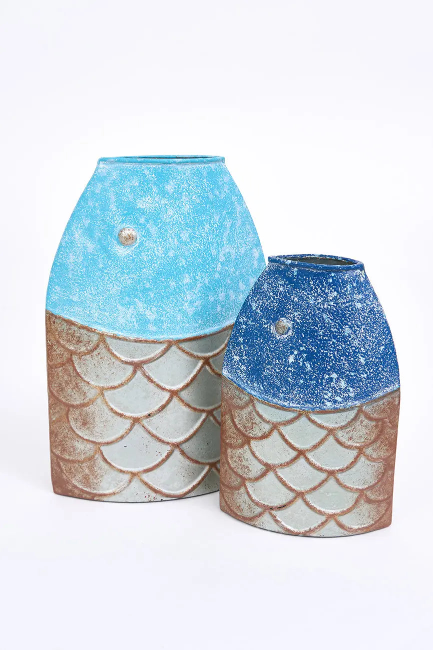 Florero hecho en hojalata con forma de pez