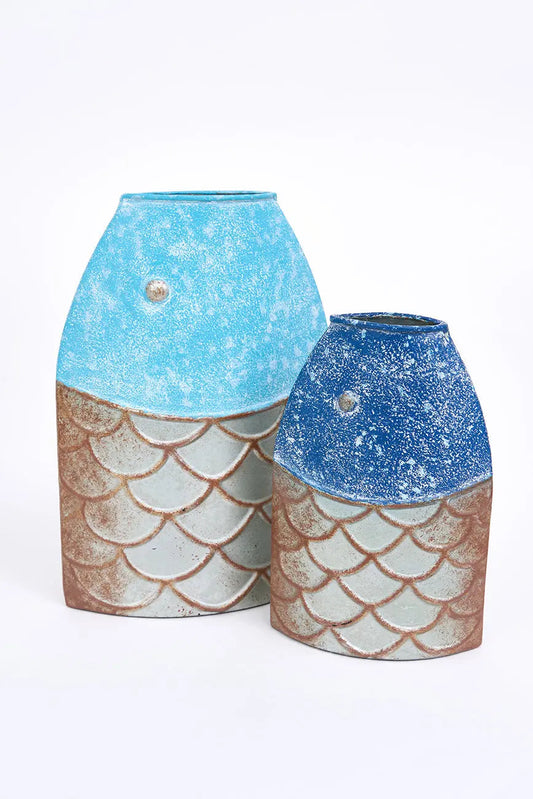 Florero hecho en hojalata con forma de pez