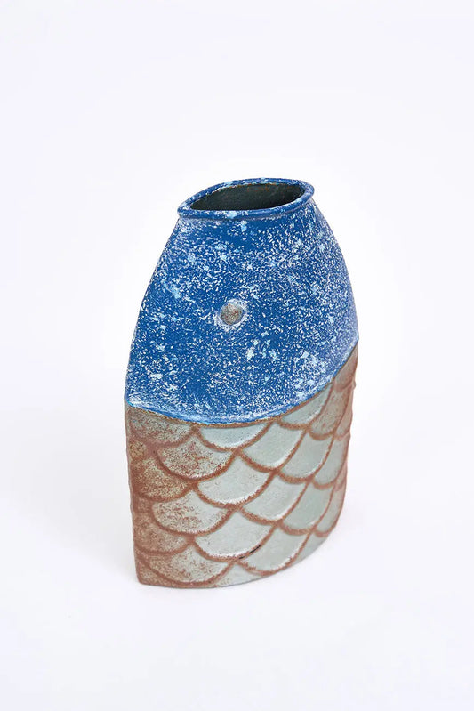 Florero hecho en hojalata con forma de pez