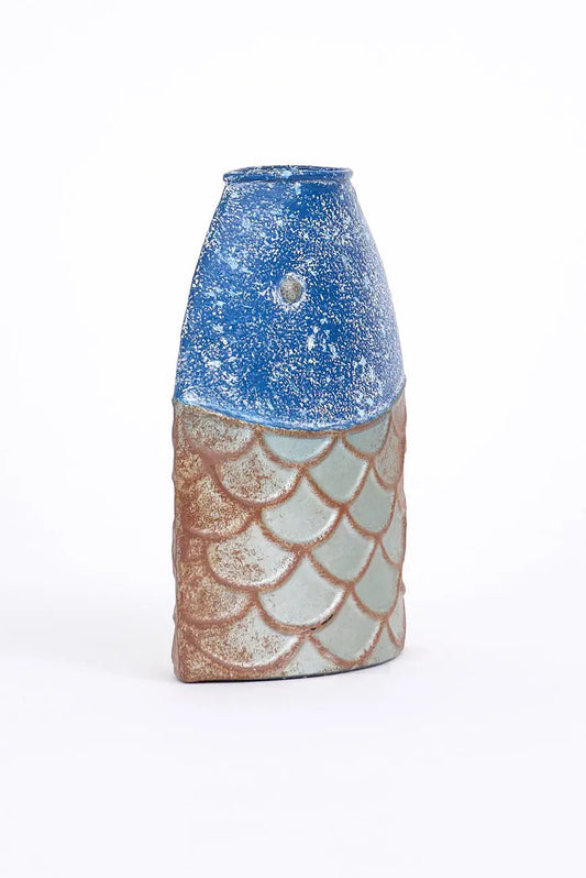 Florero hecho en hojalata con forma de pez