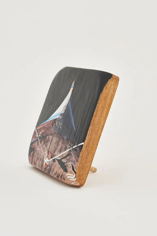Foto impresa sobre taco de madera con una barca