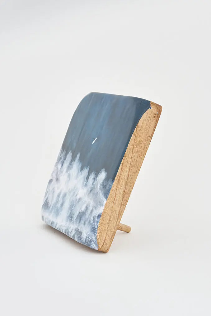 Foto sobre taco de madera surf. Surf y olas