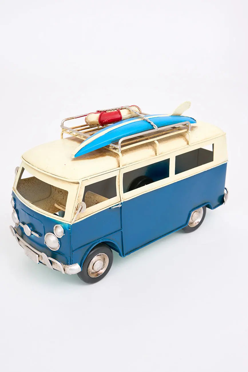 Furgoneta grande surfera en metal