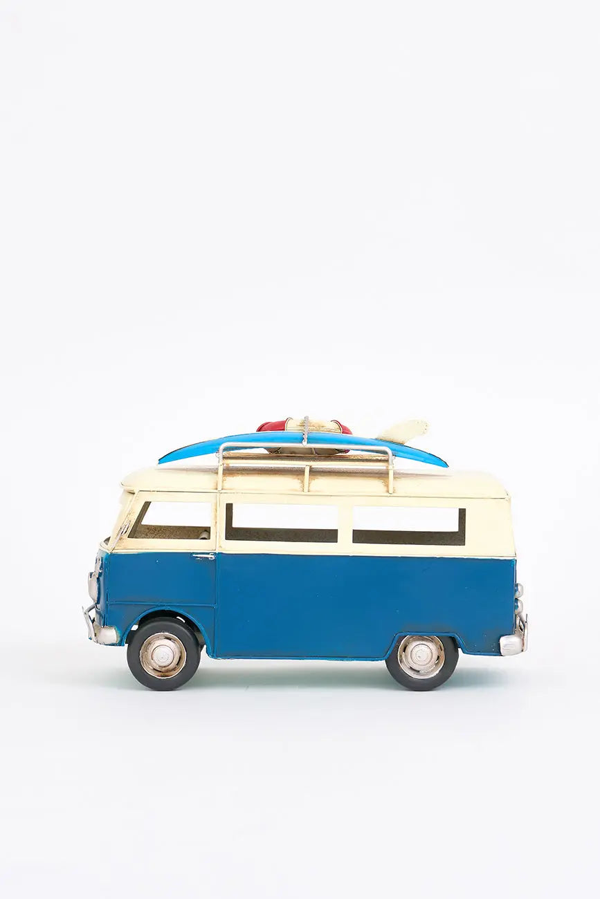 Furgoneta grande surfera en metal