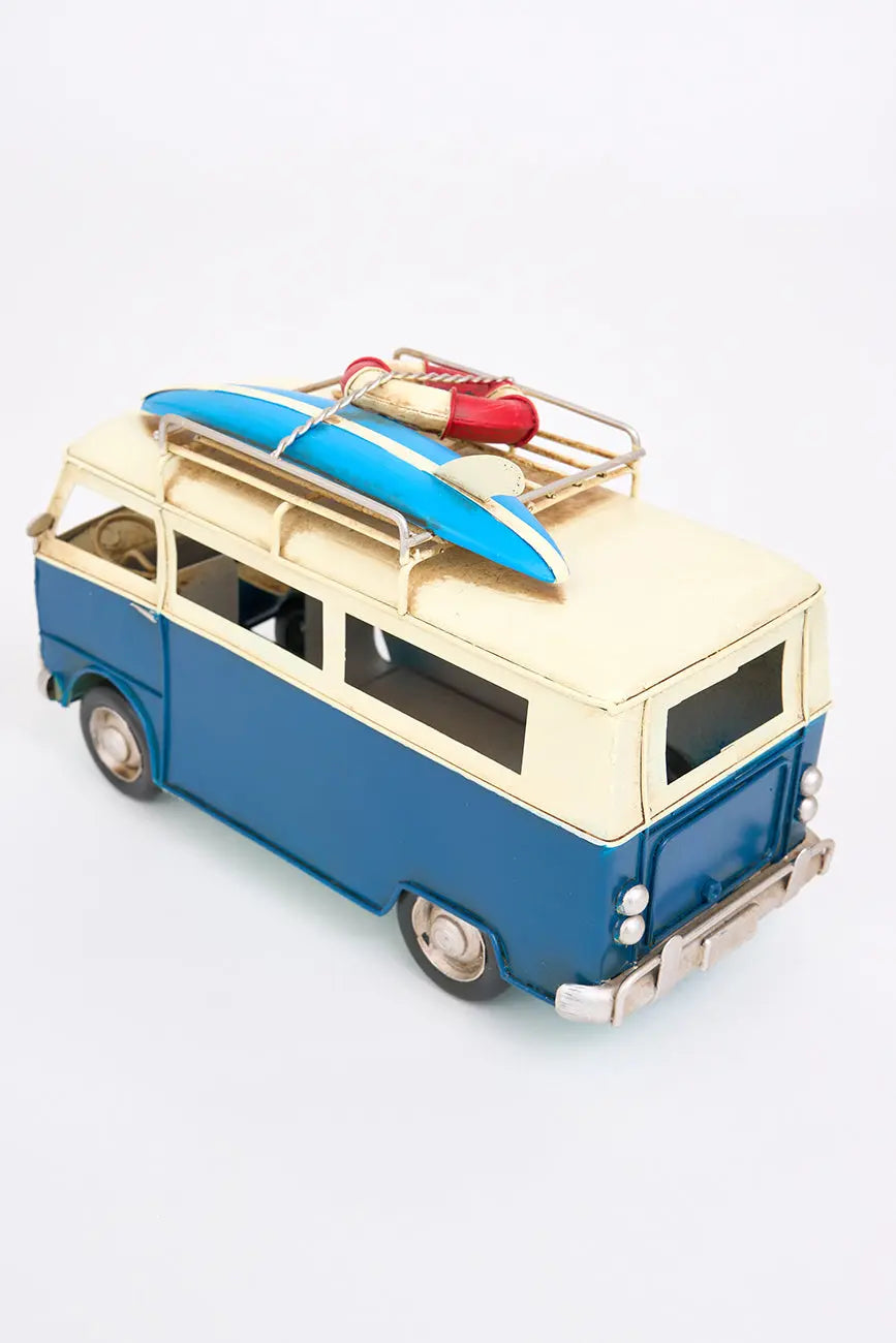 Furgoneta grande surfera en metal