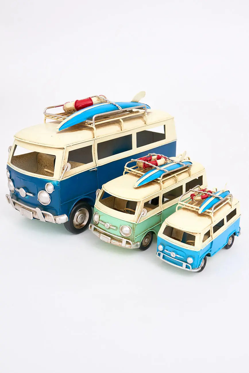 Furgoneta mediana surfera en metal