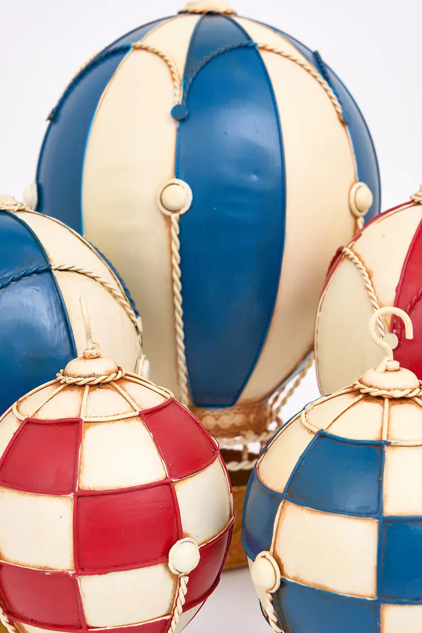 Globo decorativo en metal rojo y beige