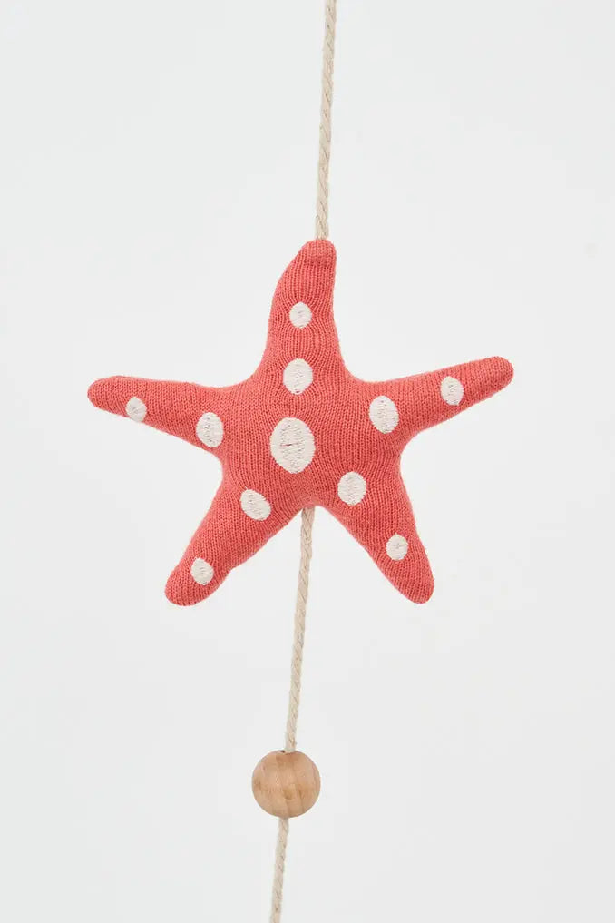 Guirnalda con caballito de mar, estrella y coral.