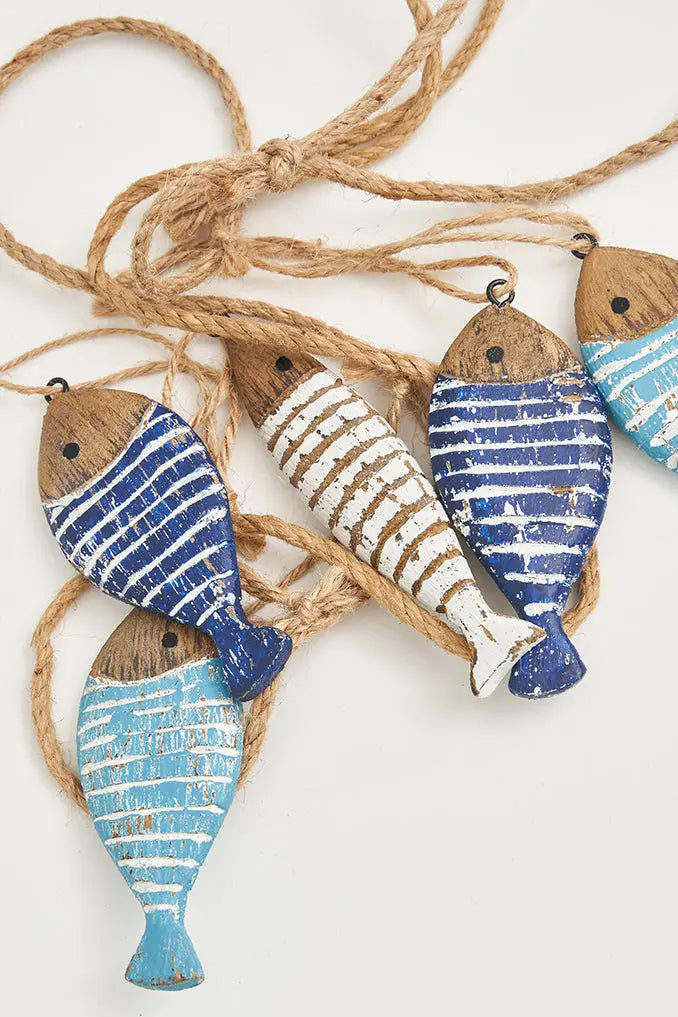 Guirnalda peces a rayas en madera