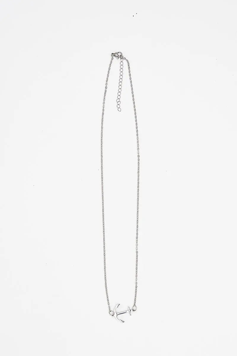 Colgante o collar en color plateado y colgante ancla