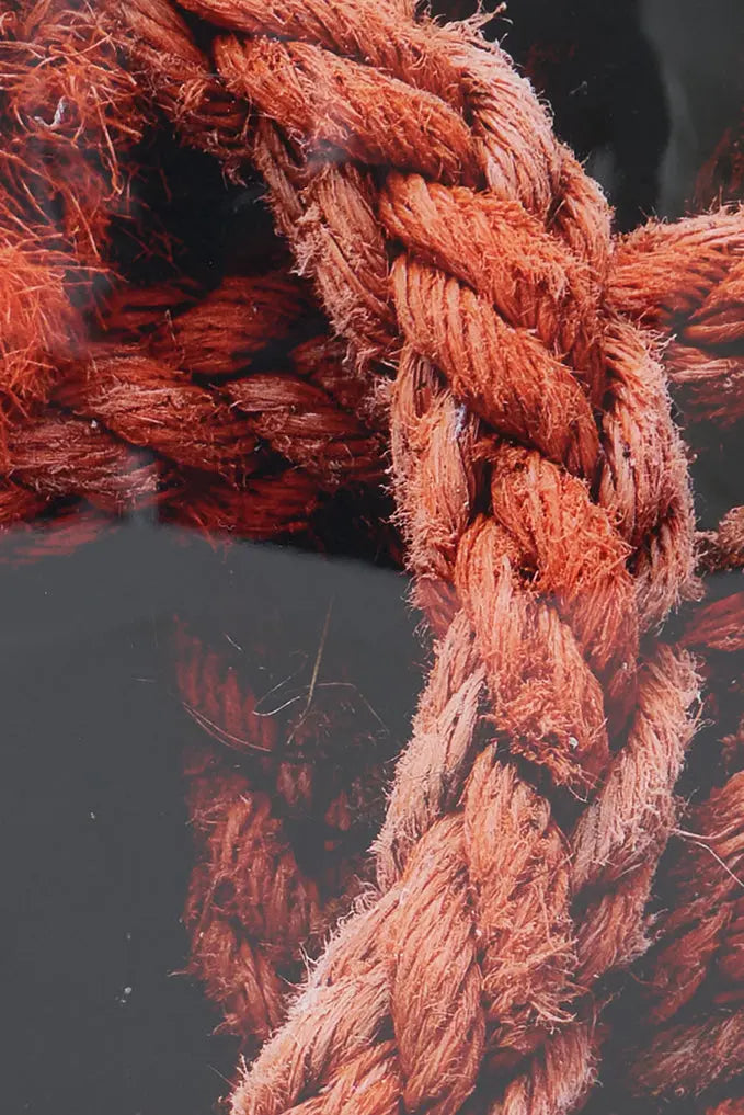 Imagen impresa sobre taco de madera. Cuerdas náuticas usadas