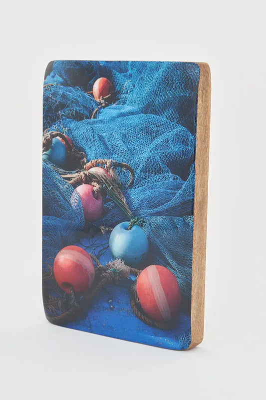 Imagen impresa sobre taco de madera. Redes de pesca