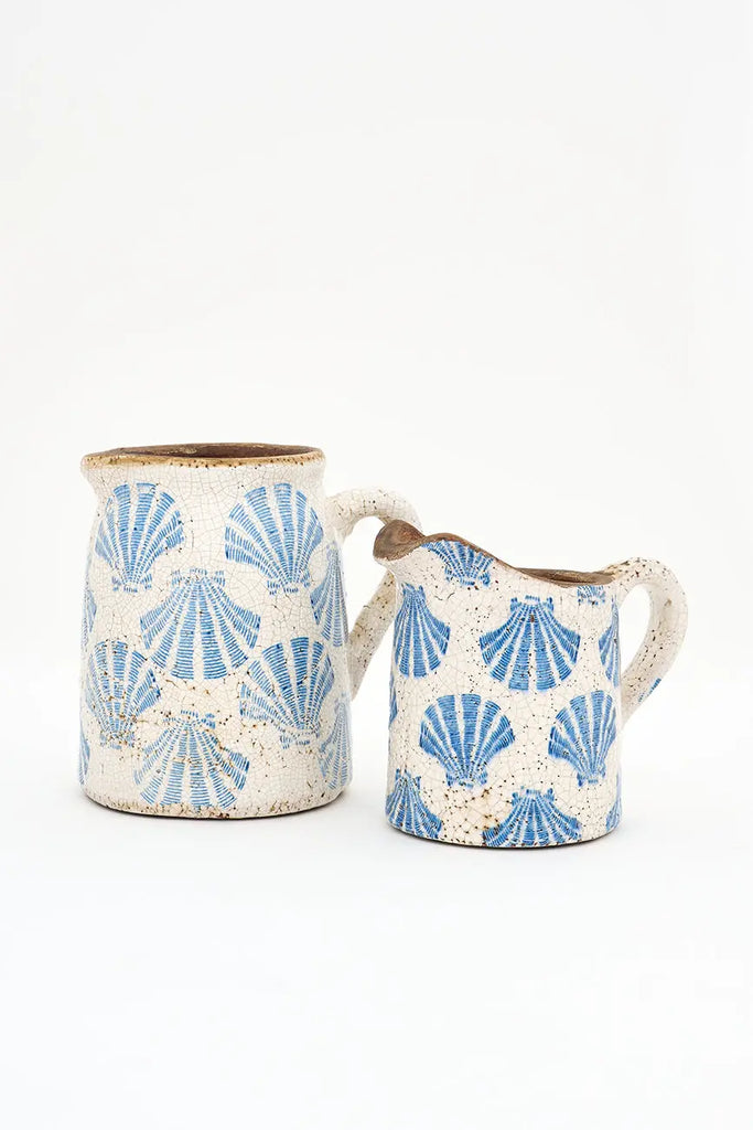 Jarra de terracota con conchas azules 