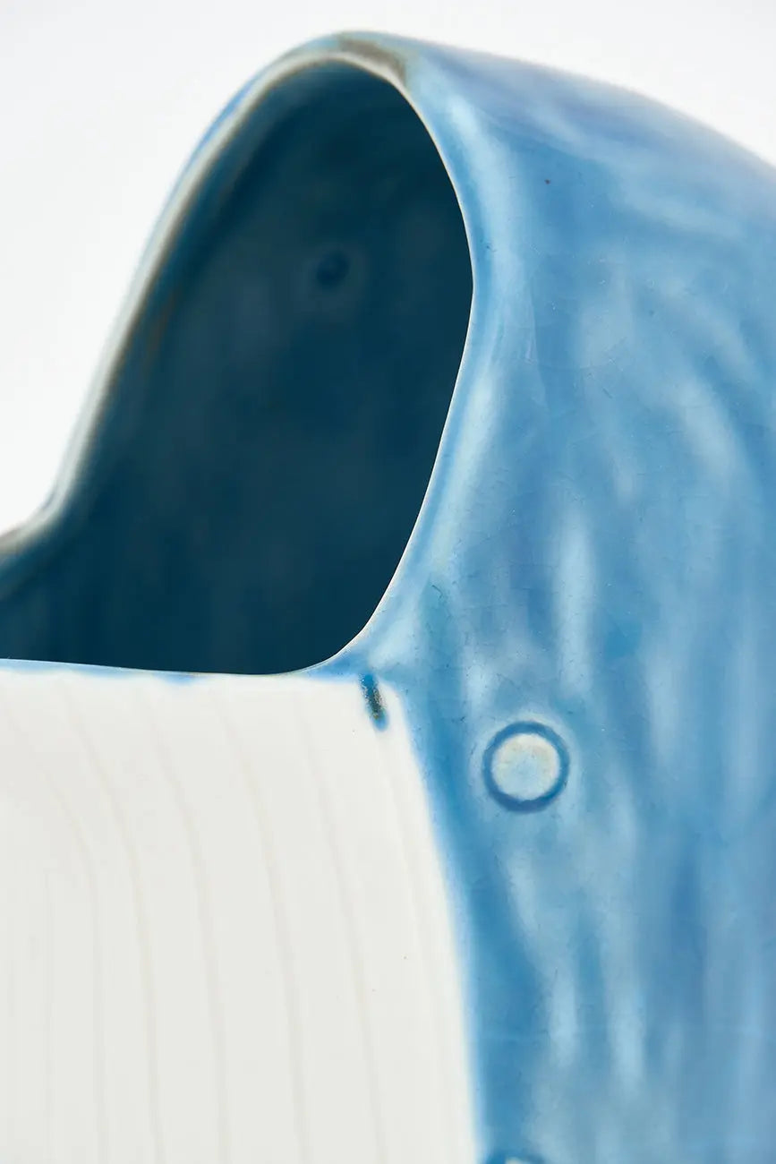 Jarra en porcelana azul forma de ballena