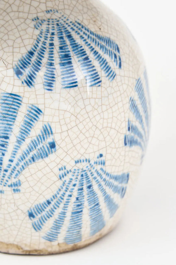 Lámpara de terracota pequeña con conchas estampadas a mano