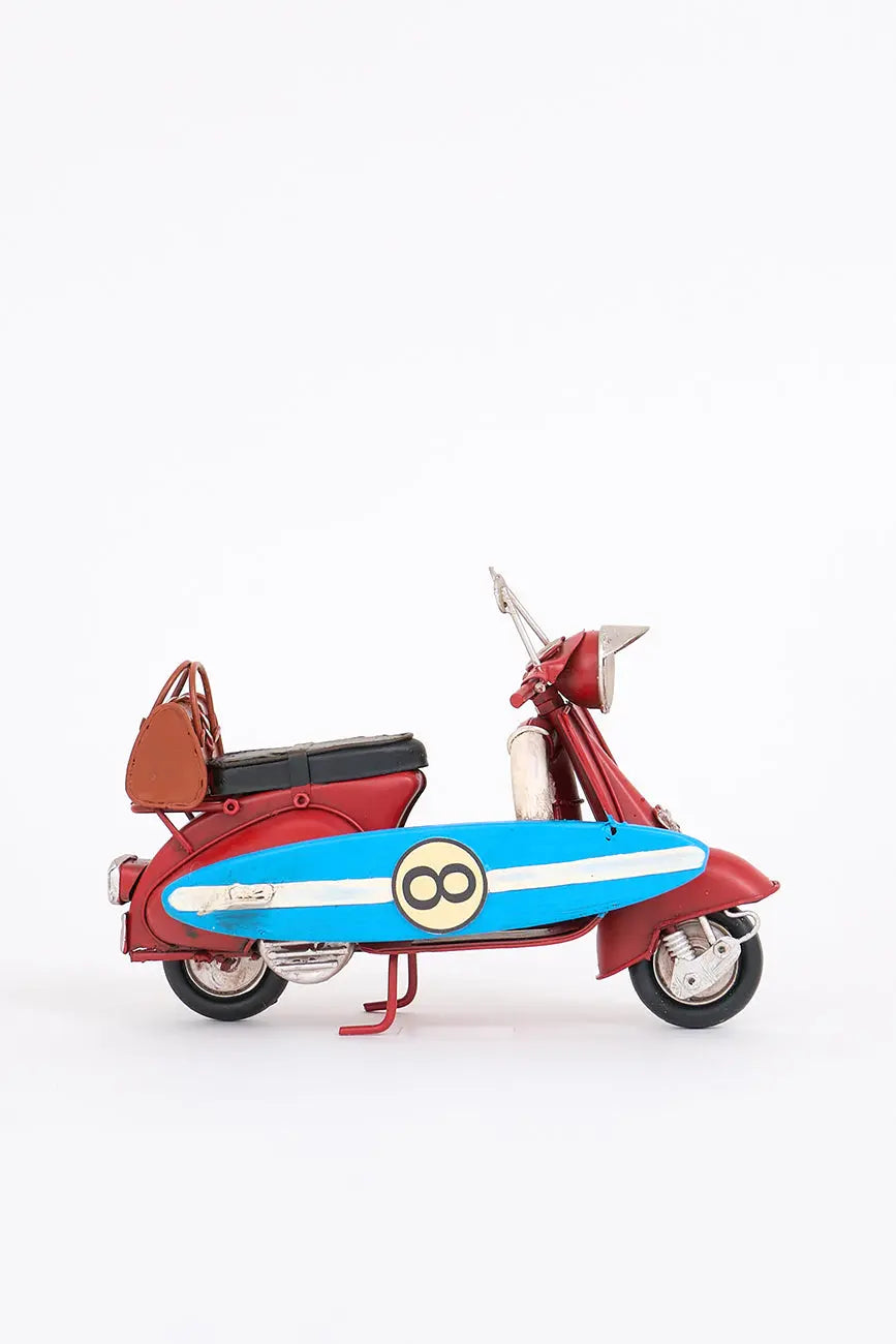 Moto vespa roja con tabla de surf