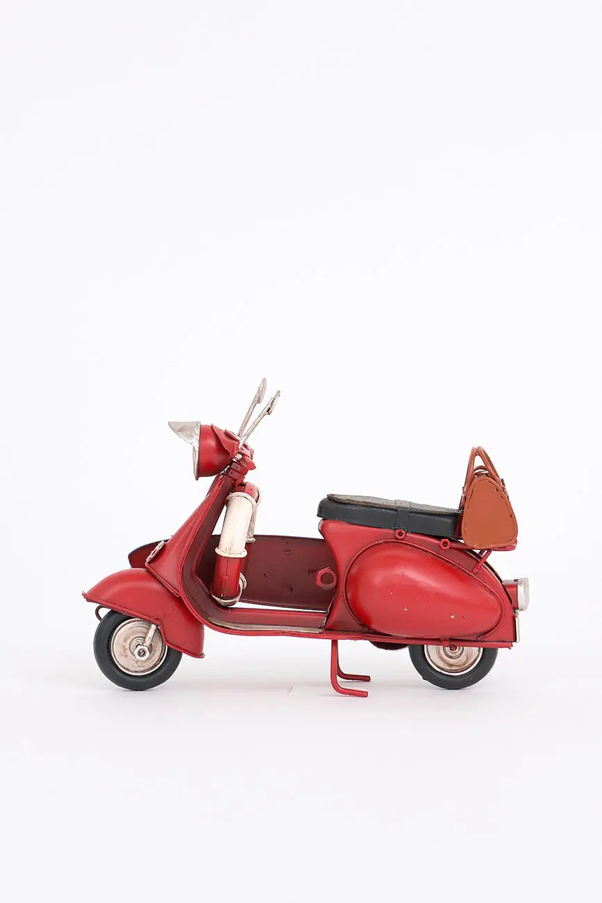 Moto vespa roja con tabla de surf