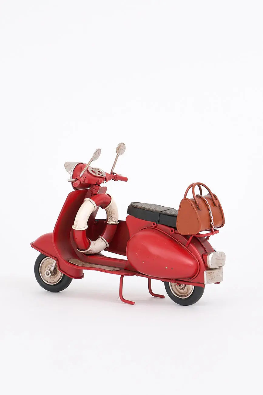 Moto vespa roja con tabla de surf