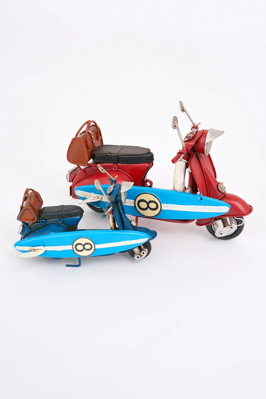 Moto vespa roja con tabla de surf