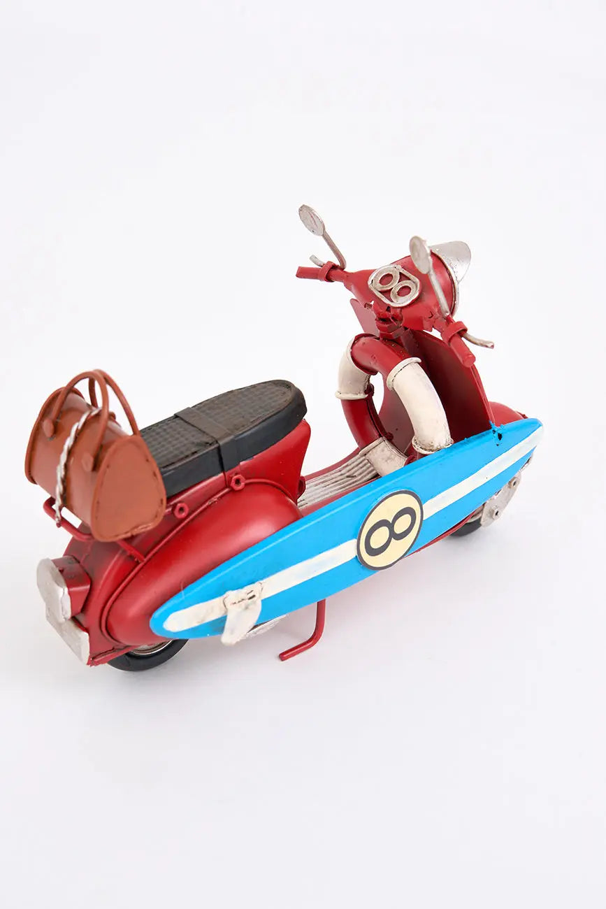 Moto vespa roja con tabla de surf
