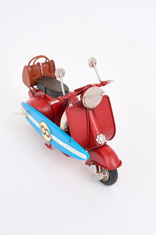 Moto vespa roja con tabla de surf