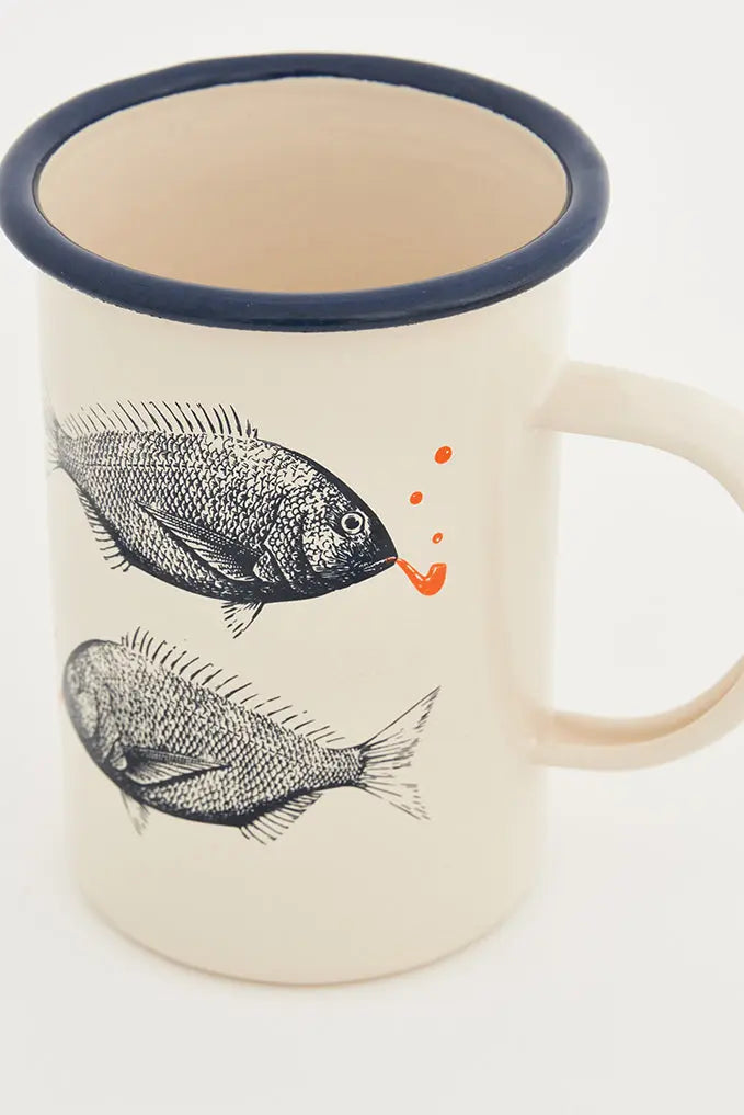 Mug long en métal émaillé avec poissons