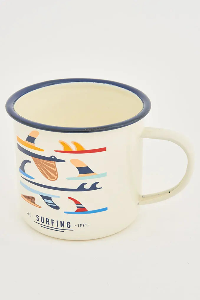 Mug mediana con tablas de surf en metal