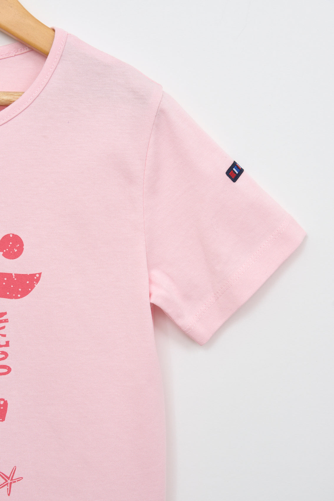 Balea bat eta bihotzak dituen kamiseta