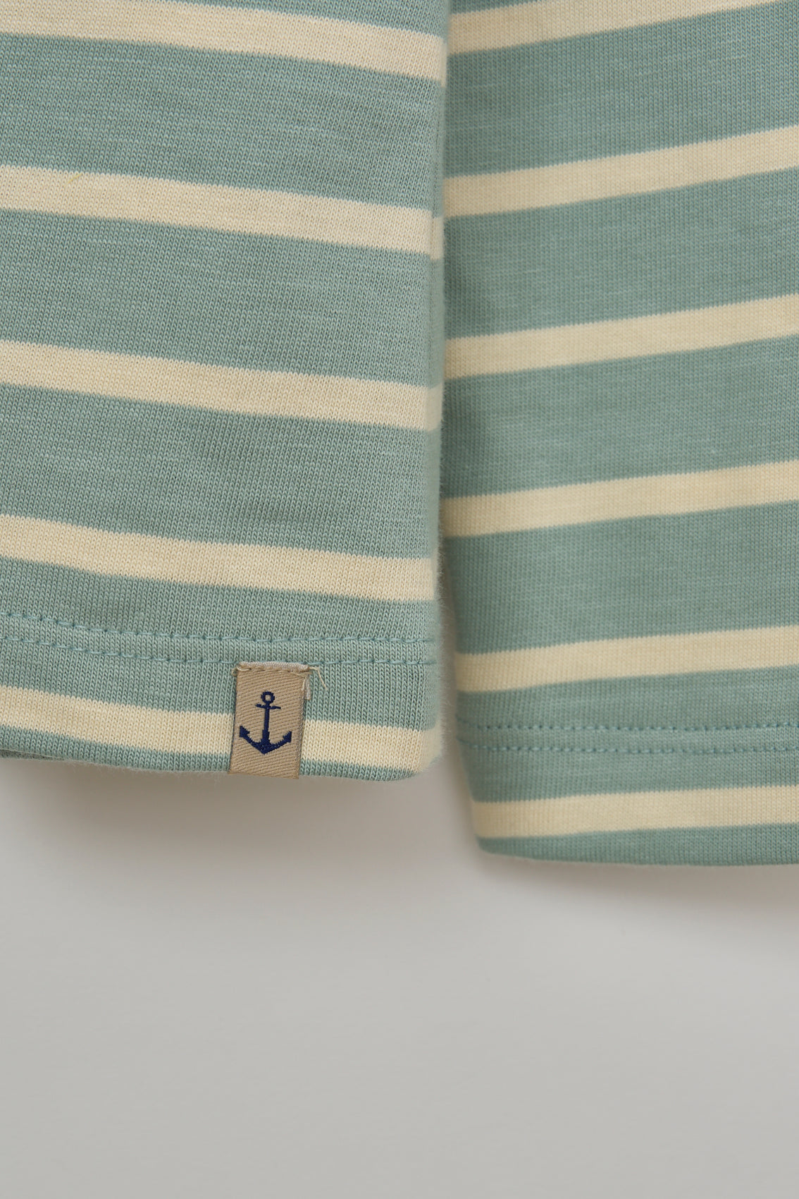 T-shirt enfants manches longues rayé avec des boutons décoratifs sur l’épaule