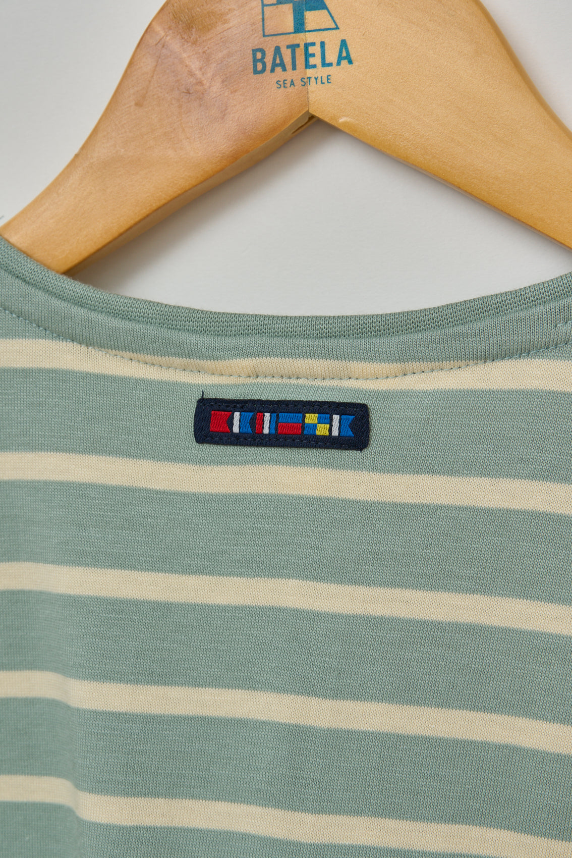 T-shirt enfants manches longues rayé avec des boutons décoratifs sur l’épaule