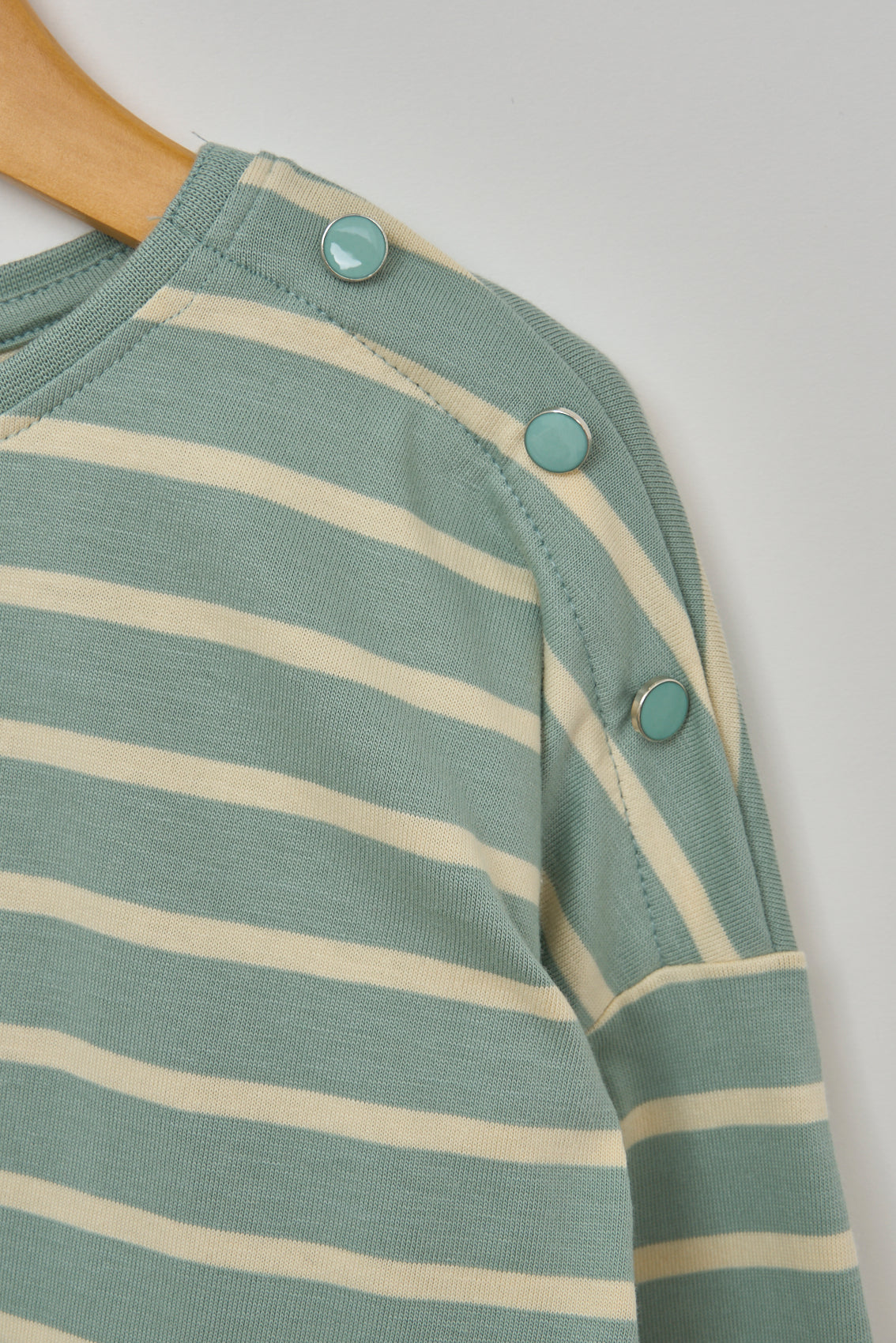 T-shirt enfants manches longues rayé avec des boutons décoratifs sur l’épaule