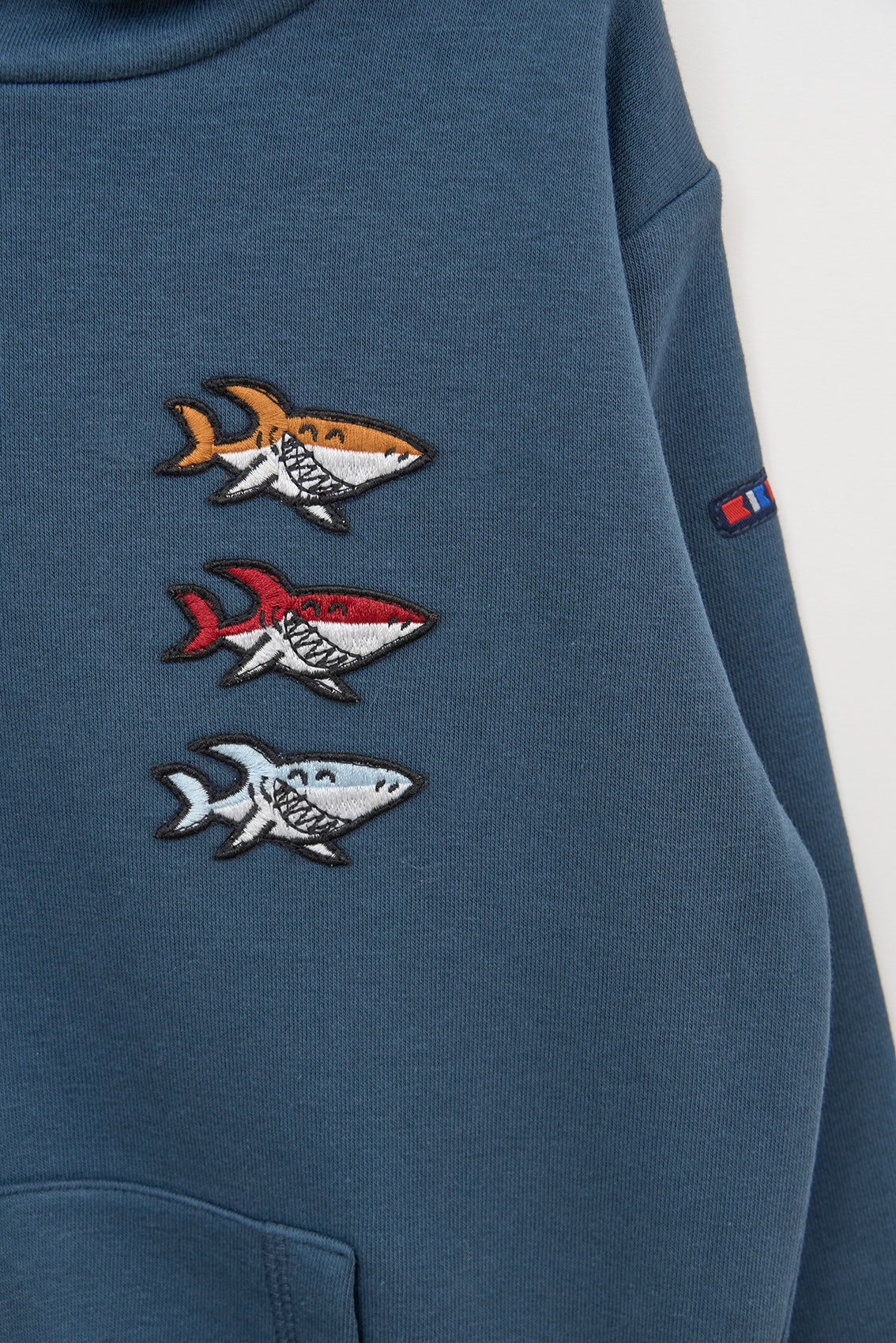 Sweat à capuche et patchs de requin