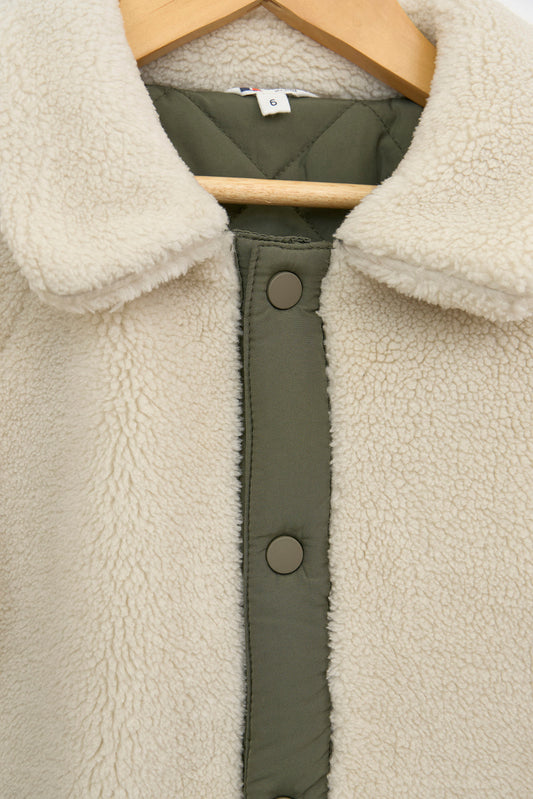 Chaqueta de borreguito con cuello camisero