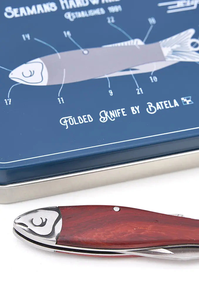 Navaja con forma de pez de metal y madera