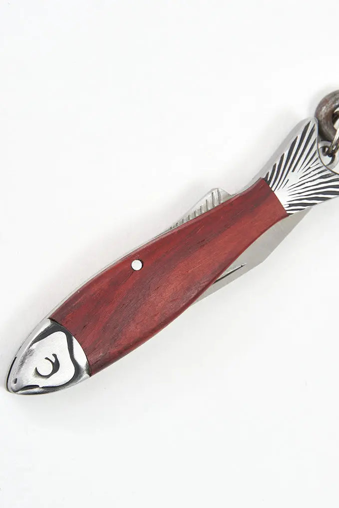 Navaja con forma de pez de metal y madera