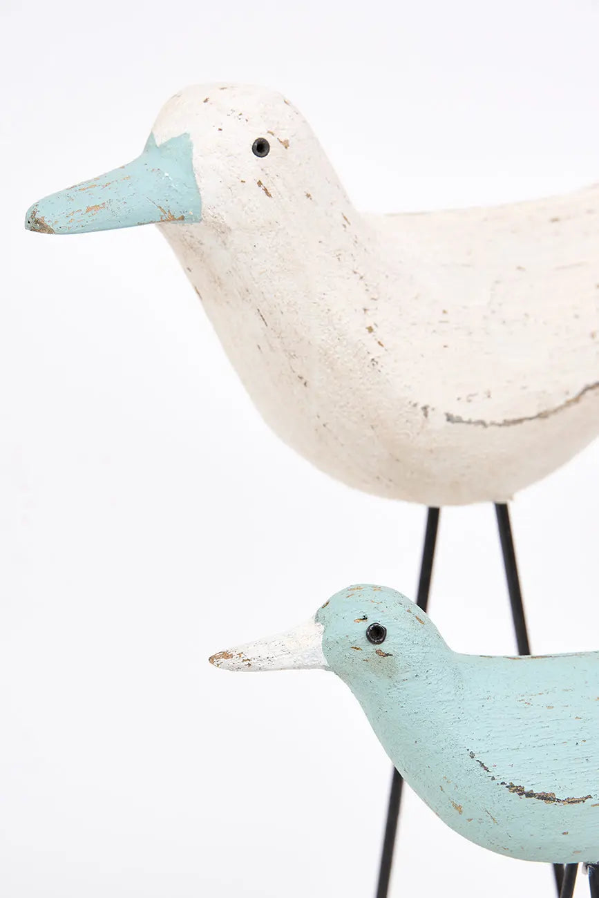 Original figura de pájaro blanco y pico en contraste turquesa