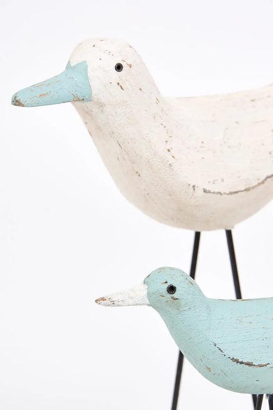 Figura de pájaro blanco y pico en contraste turquesa