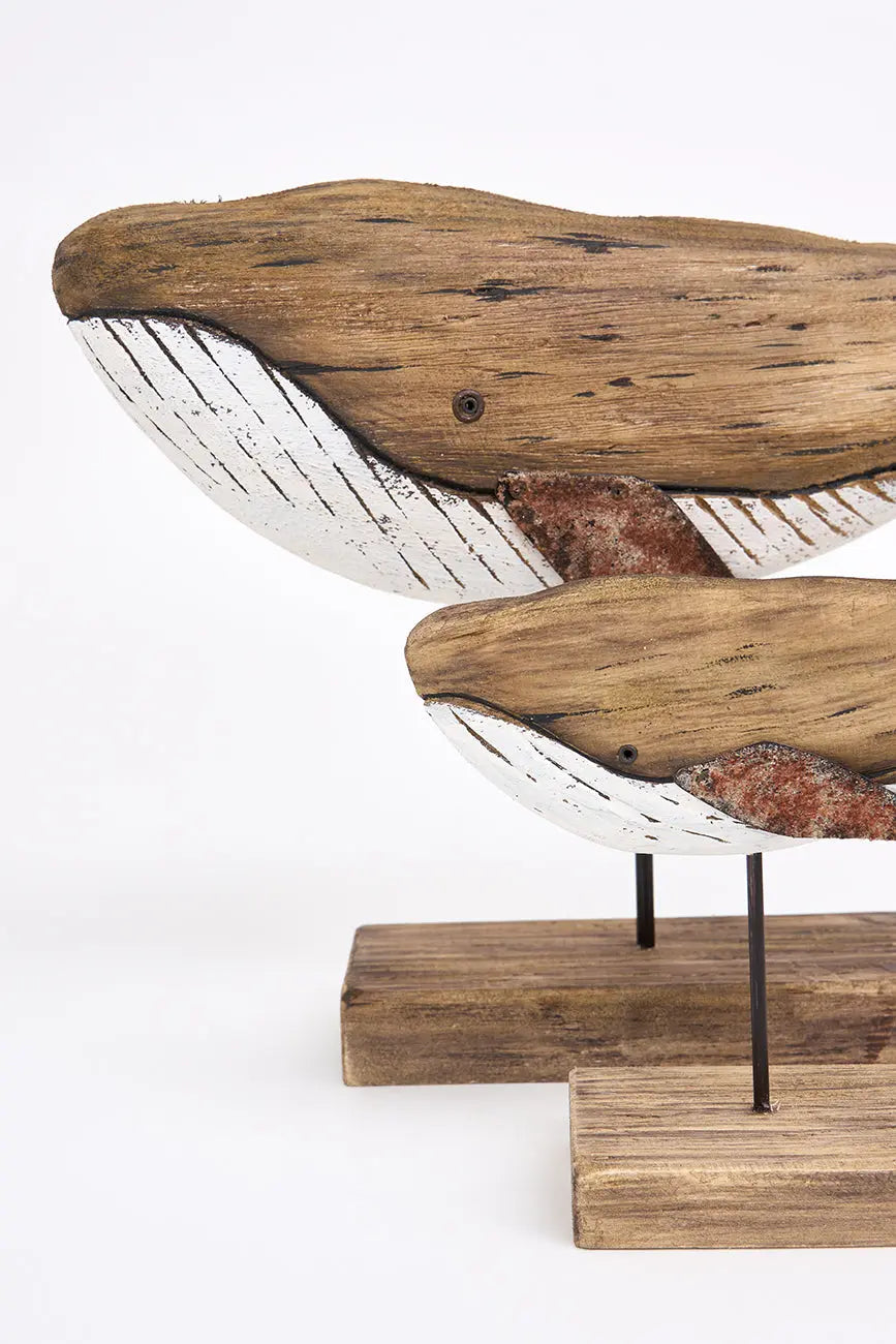 Ballena de madera envejecida con base