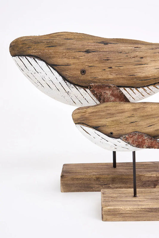 Ballena de madera envejecida con base