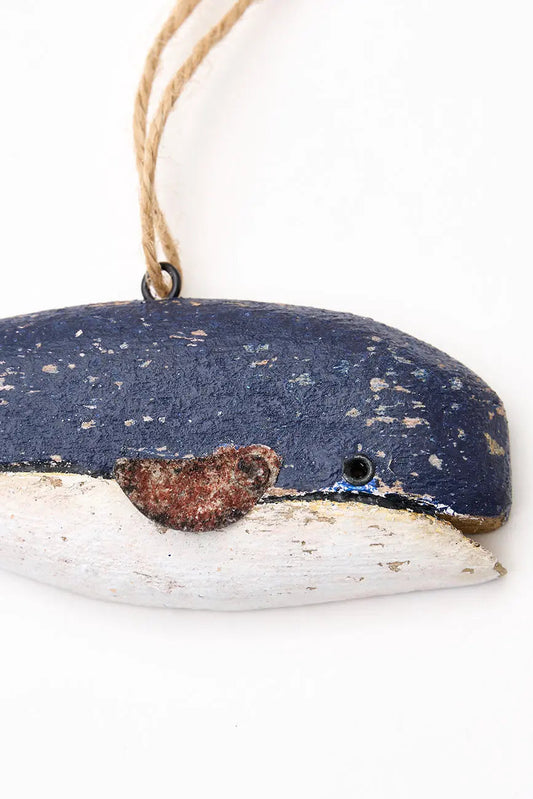Colgante de madera en forma de ballena