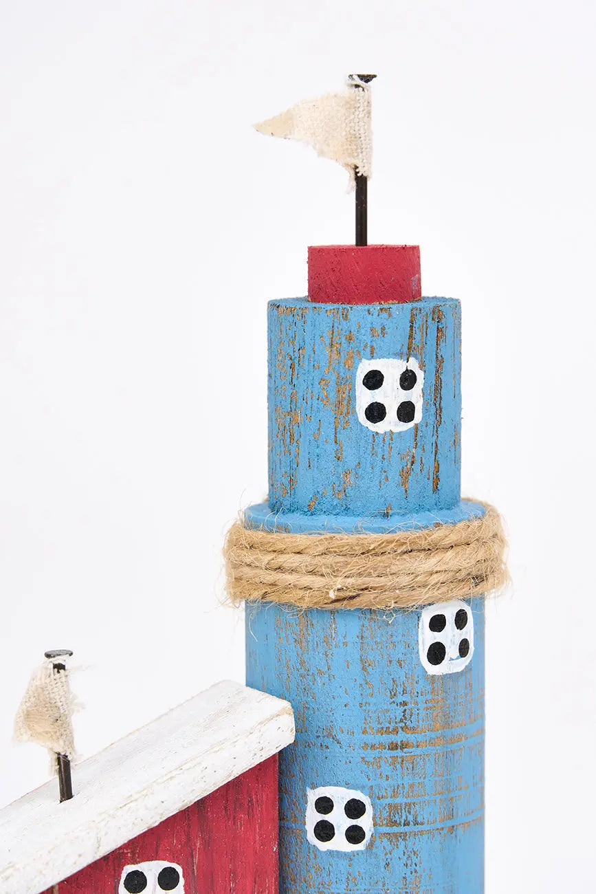 Pequeño faro de madera envejecida