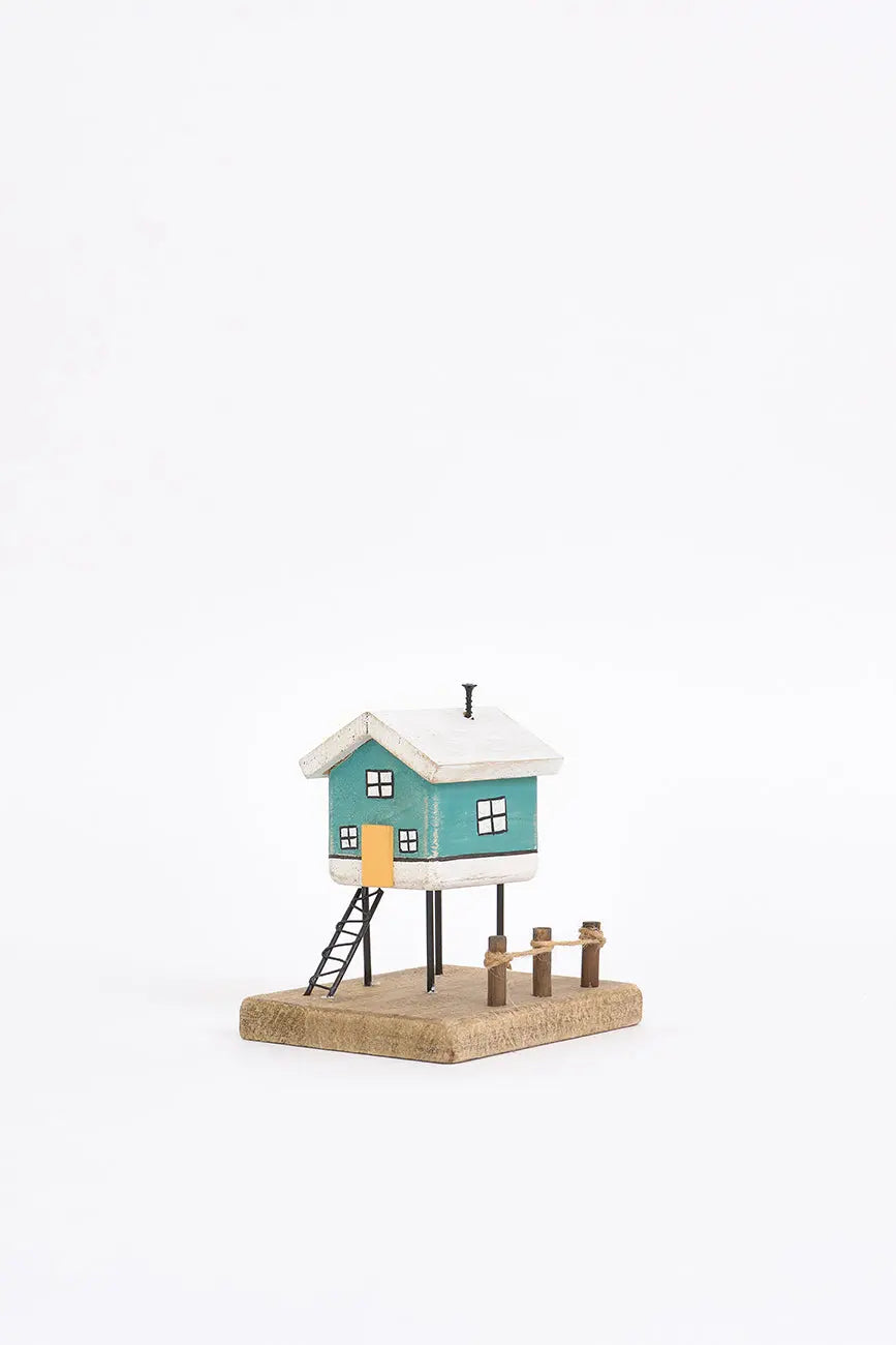 Pequeño palafito de madera y metal