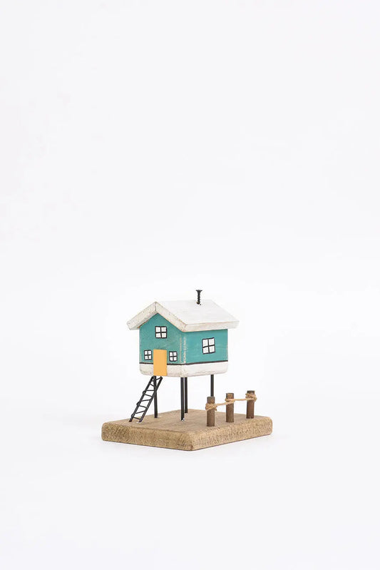 Pequeño palafito de madera y metal