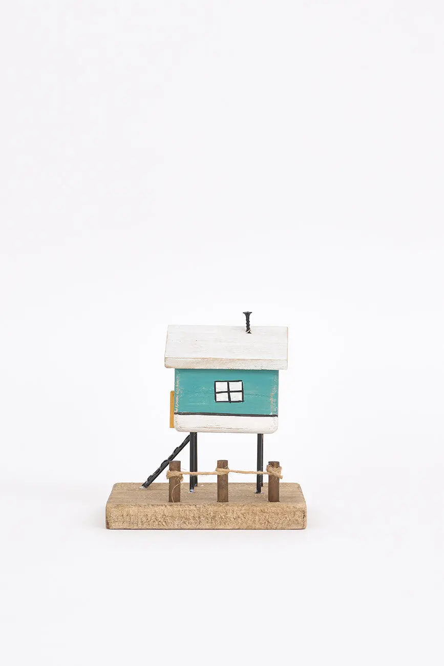 Pequeño palafito de madera y metal