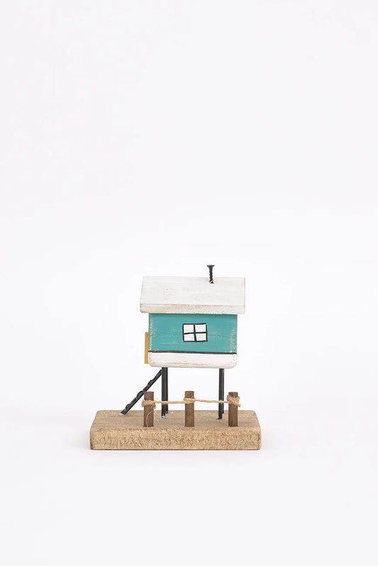Pequeño palafito de madera y metal