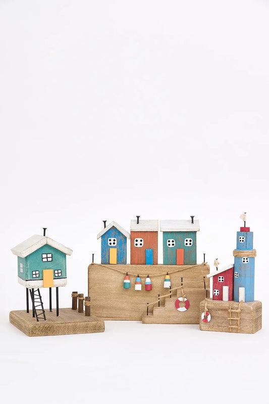 Pequeño palafito de madera y metal