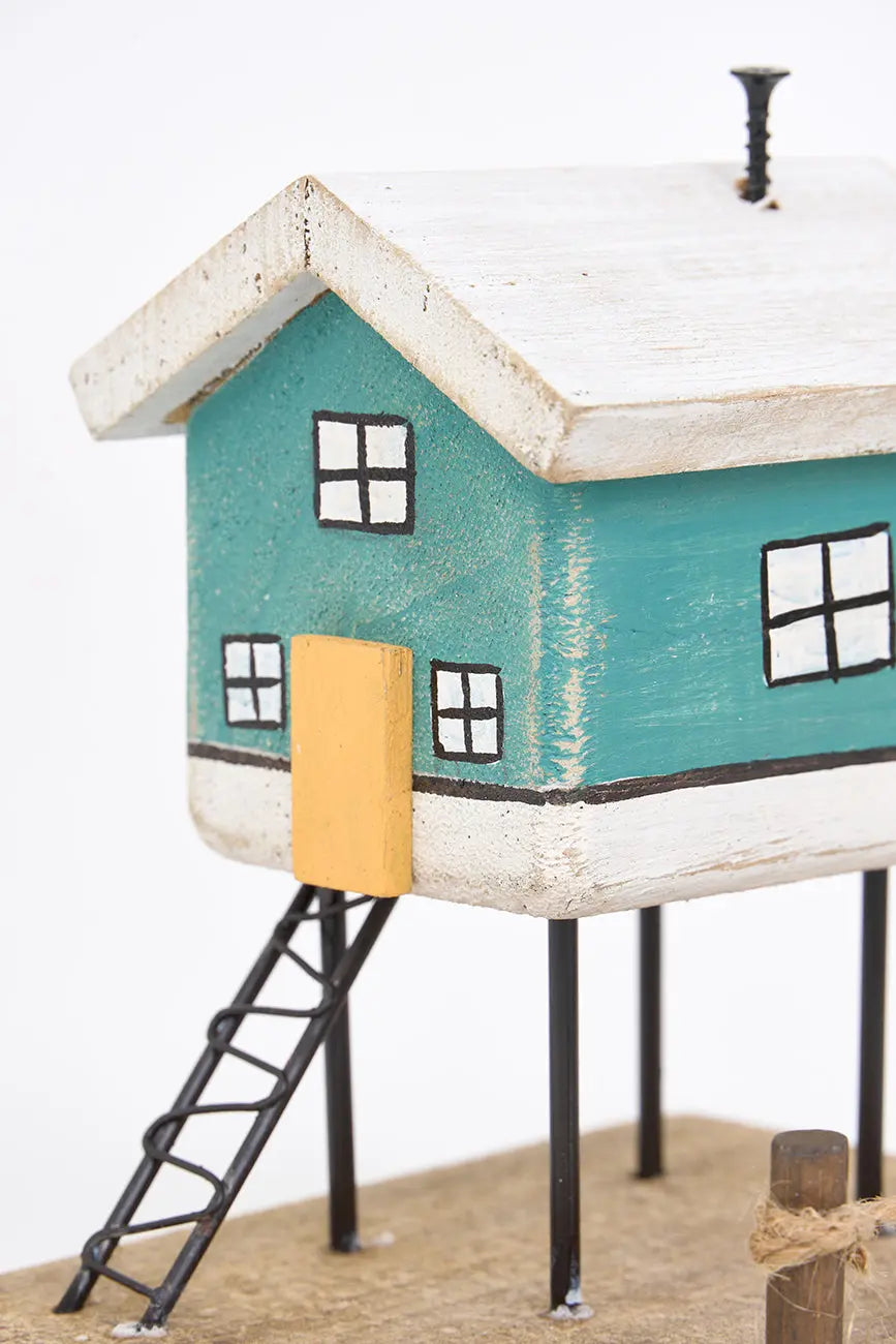 Pequeño palafito de madera y metal