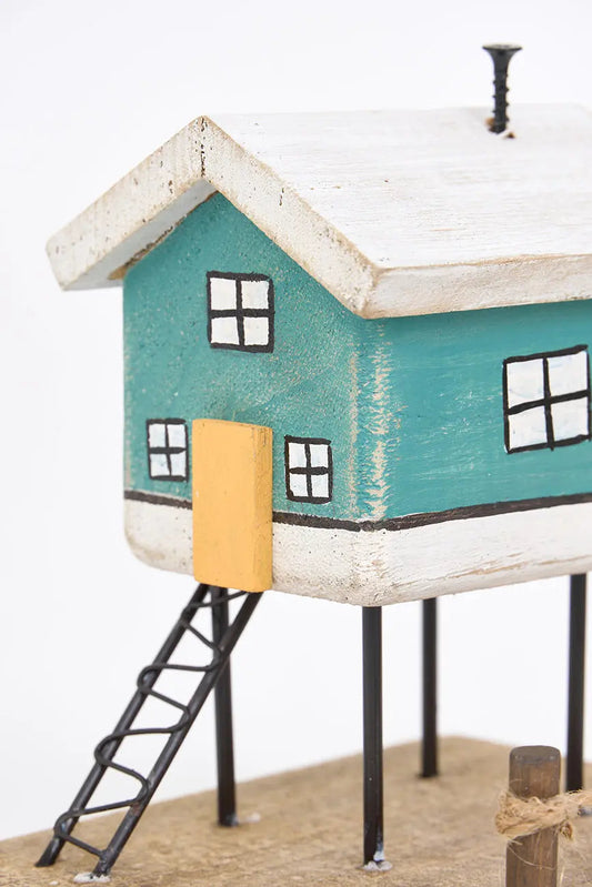 Pequeño palafito de madera y metal