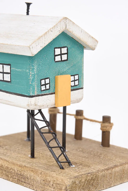 Pequeño palafito de madera y metal